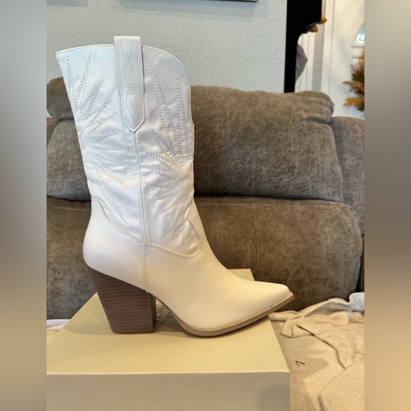 Libya Embroidered Heeled Western Boot - WHITE - Size 9. - Picture 3 of 7
